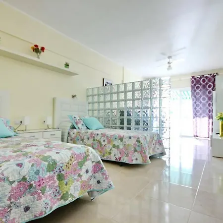 In Beachfront Complex In El Duque Area, Apartamento