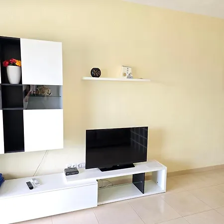 In Beachfront Complex In El Duque Area, Lejlighed